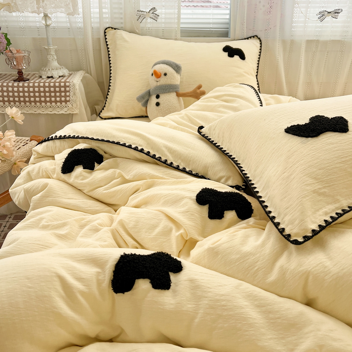 91家纺网 家纺一手货源 找家纺 富米莱（原臻工厂） 2026新款奶呼呼云感纱贝壳边毛巾绣四件套-小飞马 小飞马一米黑