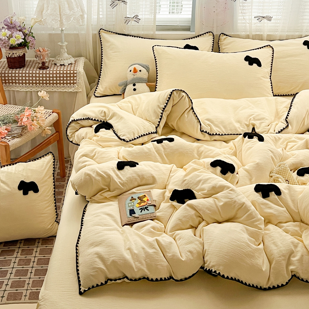 91家纺网 家纺一手货源 找家纺 富米莱（原臻工厂） 2026新款奶呼呼云感纱贝壳边毛巾绣四件套-小飞马 小飞马一米黑