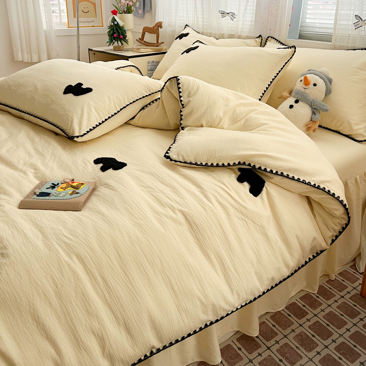 91家纺网 家纺一手货源 找家纺 富米莱（原臻工厂） 2026新款奶呼呼云感纱贝壳边毛巾绣四件套-小飞马 小飞马一米黑