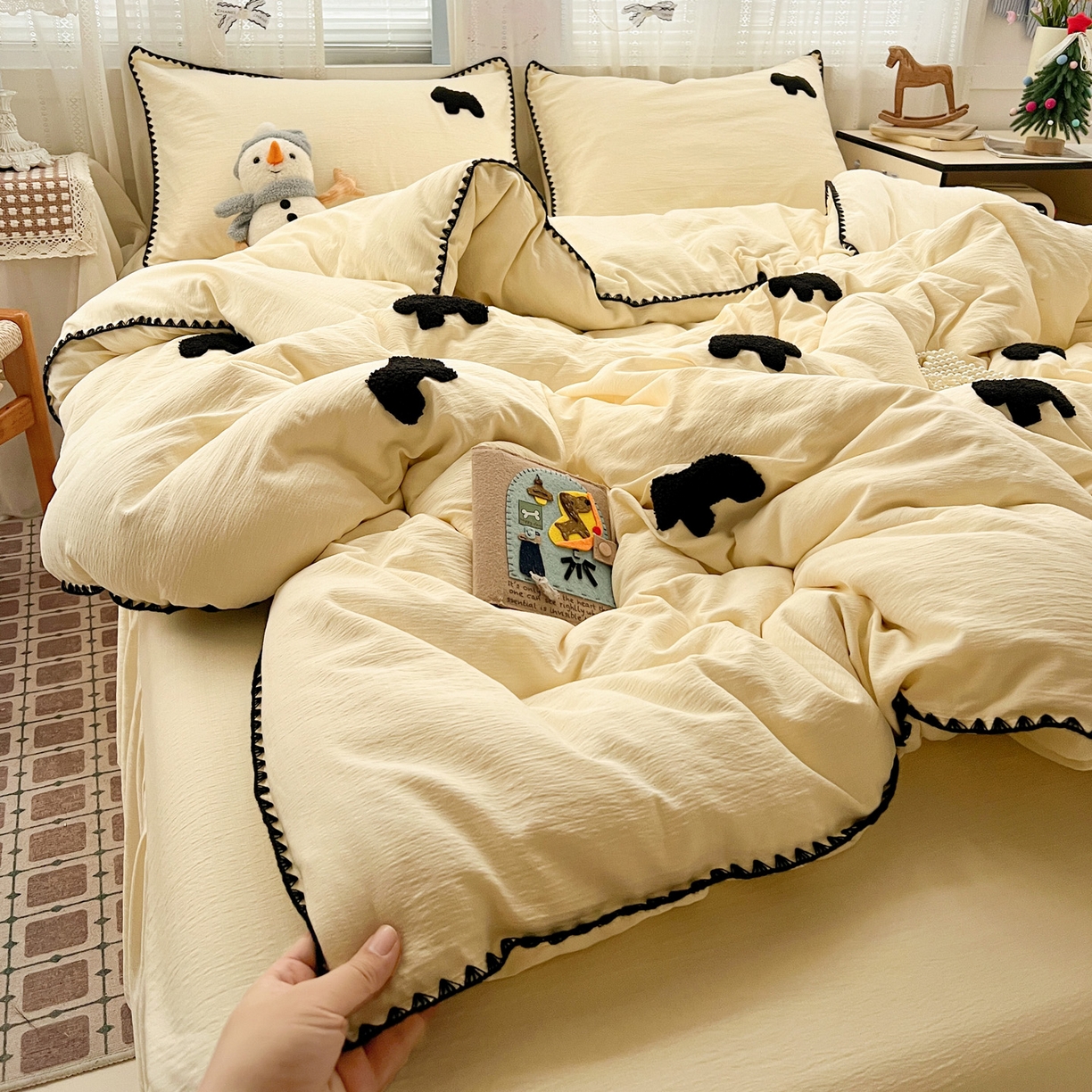 91家纺网 家纺一手货源 找家纺 富米莱（原臻工厂） 2026新款奶呼呼云感纱贝壳边毛巾绣四件套-小飞马 小飞马一米黑