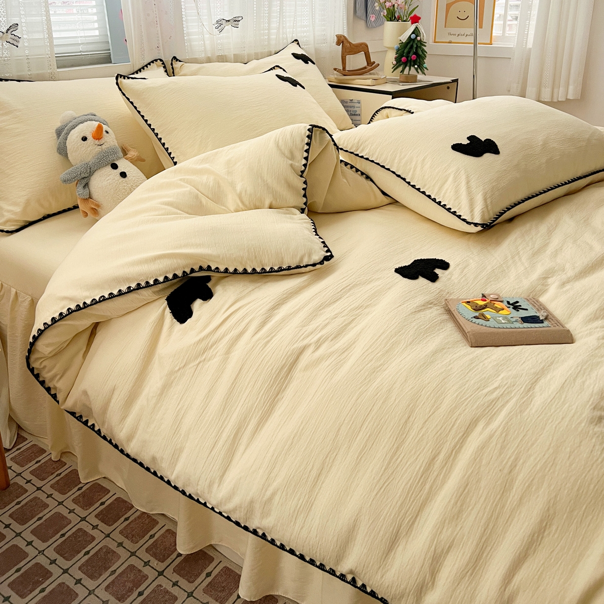 91家纺网 家纺一手货源 找家纺 富米莱（原臻工厂） 2026新款奶呼呼云感纱贝壳边毛巾绣四件套-小飞马 小飞马一米黑