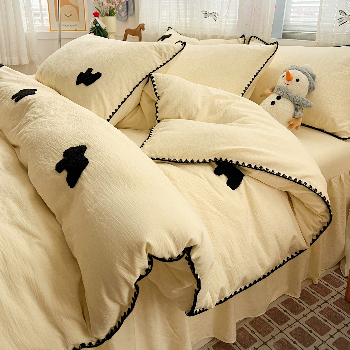 91家纺网 家纺一手货源 找家纺 富米莱（原臻工厂） 2026新款奶呼呼云感纱贝壳边毛巾绣四件套-小飞马 小飞马一米黑