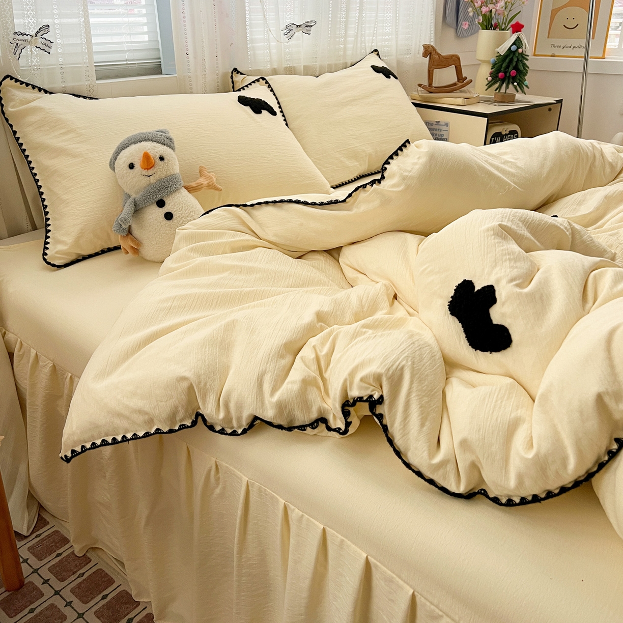 91家纺网 家纺一手货源 找家纺 富米莱（原臻工厂） 2026新款奶呼呼云感纱贝壳边毛巾绣四件套-小飞马 小飞马一米黑