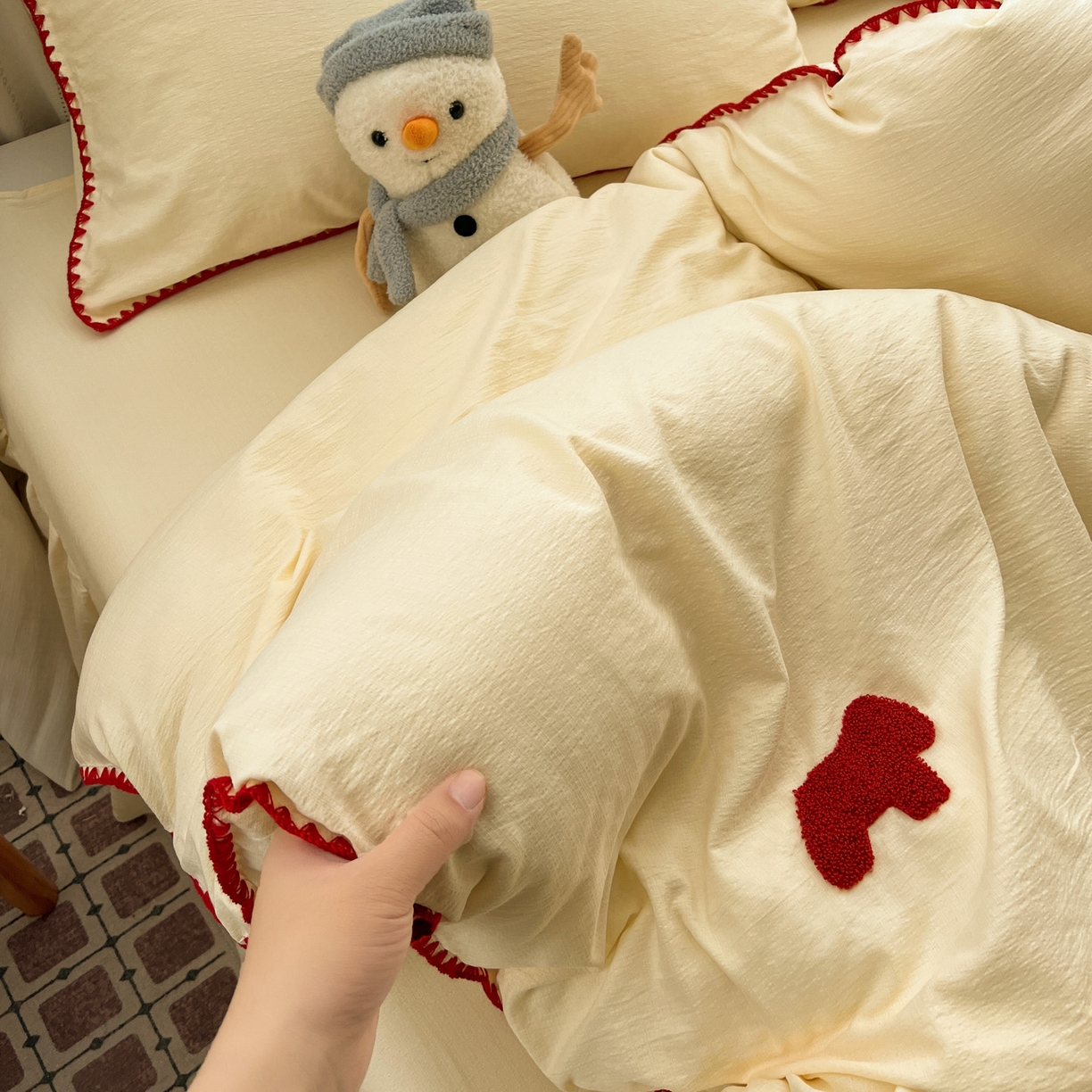 91家纺网 家纺一手货源 找家纺 富米莱（原臻工厂） 2026新款奶呼呼云感纱贝壳边毛巾绣四件套-小飞马 小飞马一米红