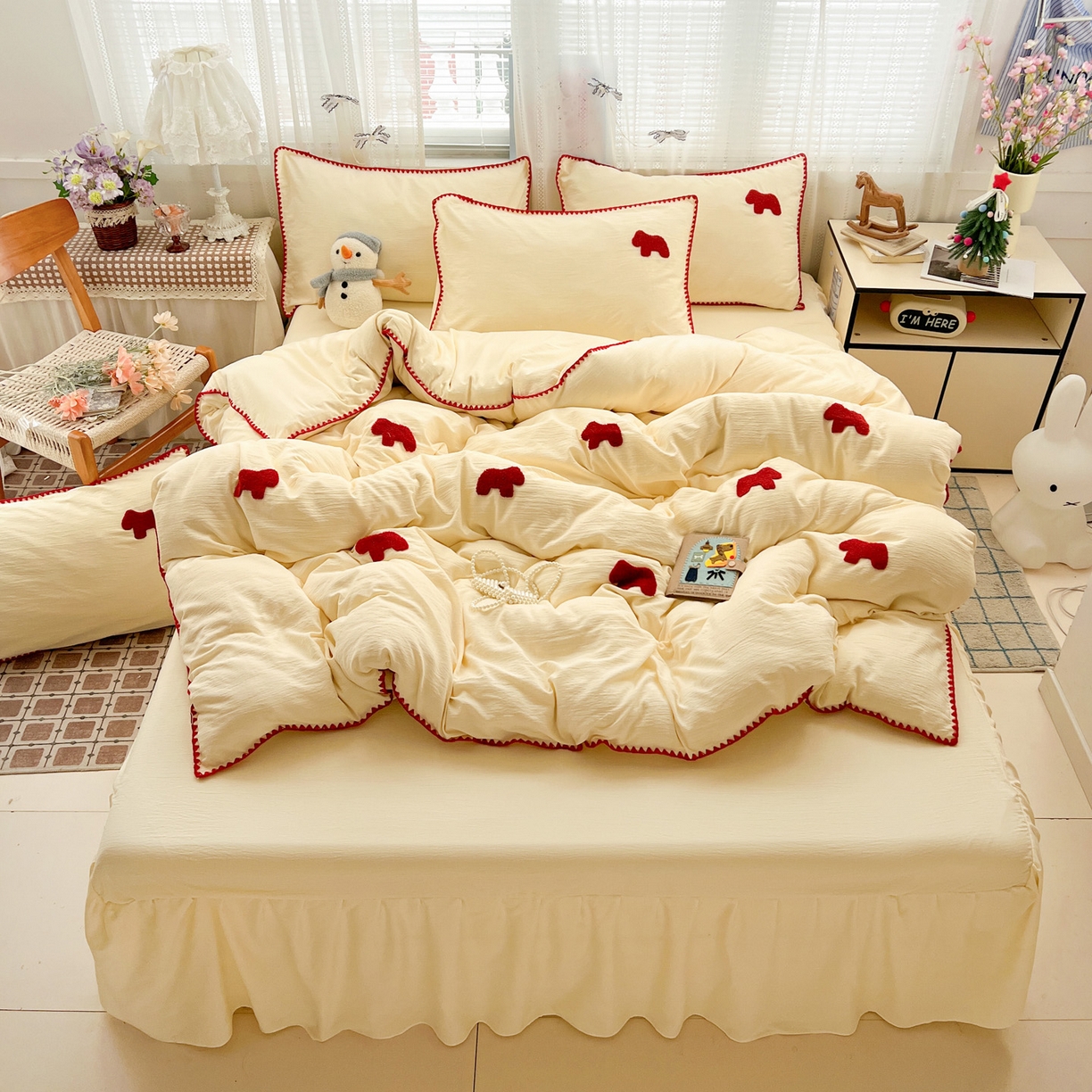 91家纺网 家纺一手货源 找家纺 富米莱（原臻工厂） 2026新款奶呼呼云感纱贝壳边毛巾绣四件套-小飞马 小飞马一米红