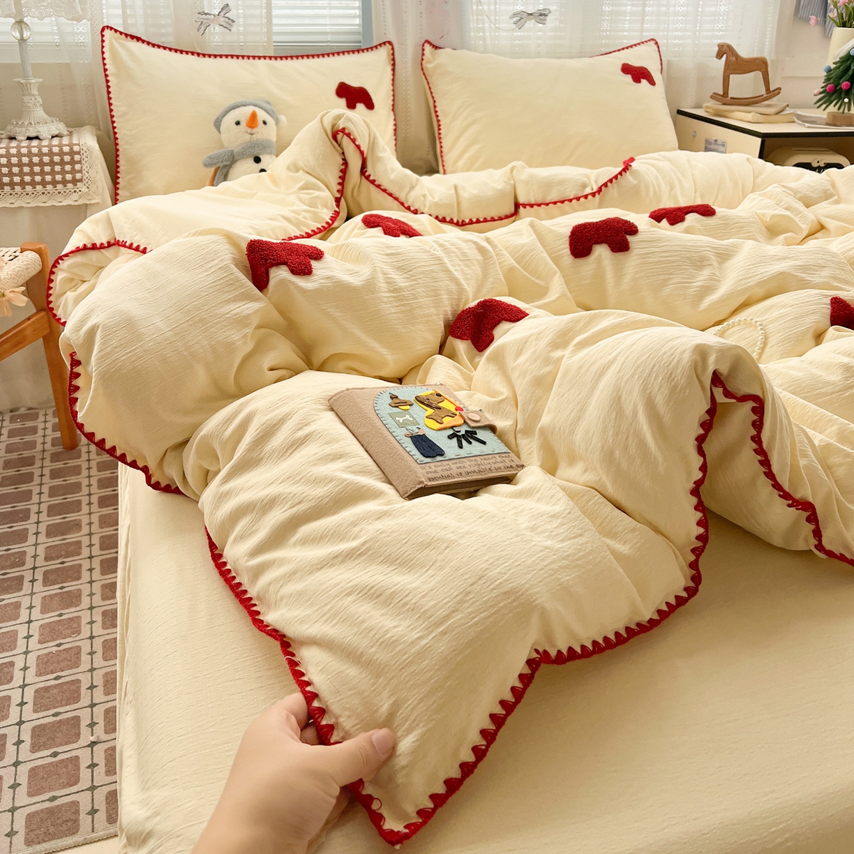 91家纺网 家纺一手货源 找家纺 富米莱（原臻工厂） 2026新款奶呼呼云感纱贝壳边毛巾绣四件套-小飞马 小飞马一米红