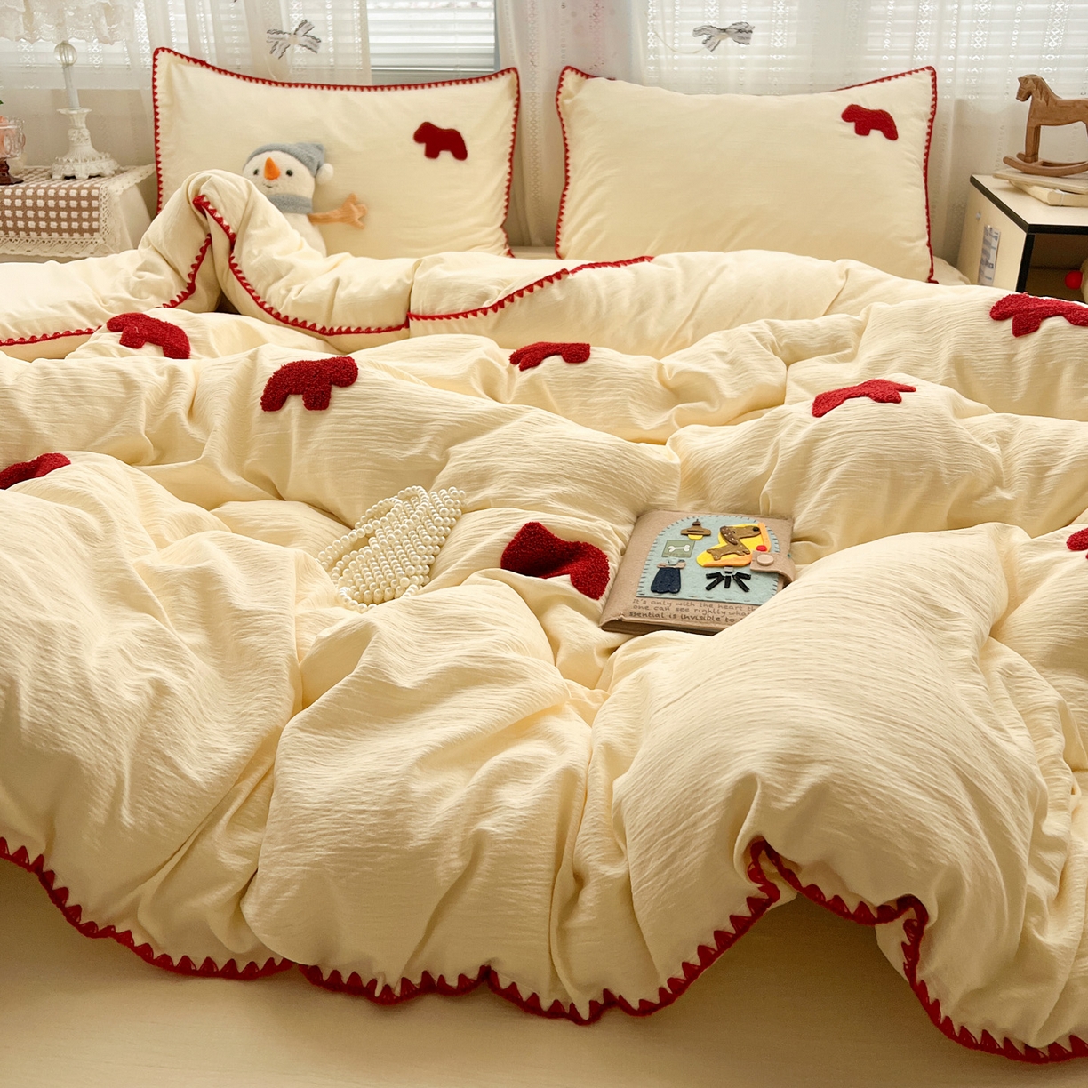 91家纺网 家纺一手货源 找家纺 富米莱（原臻工厂） 2026新款奶呼呼云感纱贝壳边毛巾绣四件套-小飞马 小飞马一米红