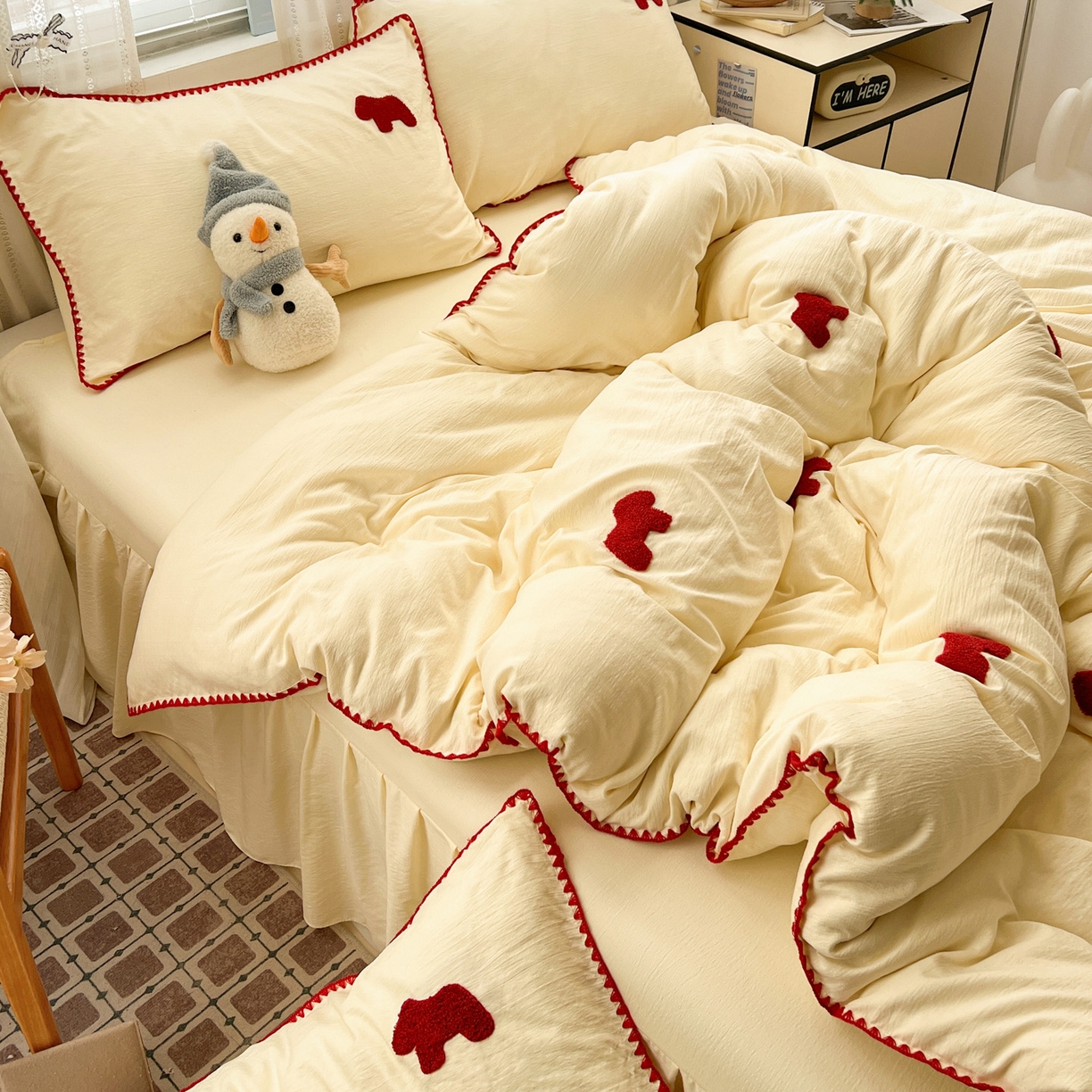 91家纺网 家纺一手货源 找家纺 富米莱（原臻工厂） 2026新款奶呼呼云感纱贝壳边毛巾绣四件套-小飞马 小飞马一米红