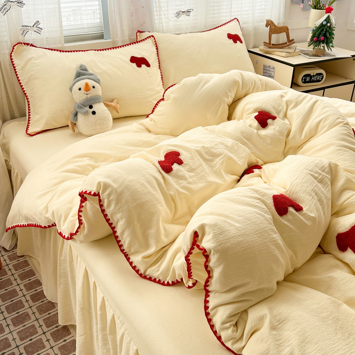 91家纺网 家纺一手货源 找家纺 富米莱（原臻工厂） 2026新款奶呼呼云感纱贝壳边毛巾绣四件套-小飞马 小飞马一米红