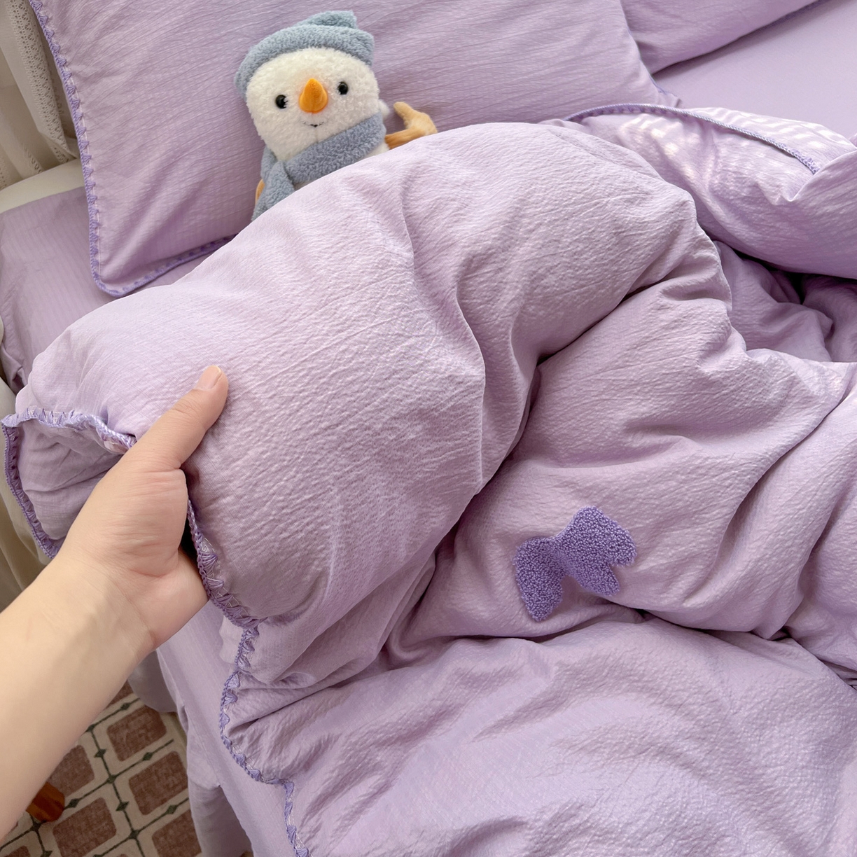 91家纺网 家纺一手货源 找家纺 富米莱（原臻工厂） 2026新款奶呼呼云感纱贝壳边毛巾绣四件套-小飞马 小飞马一紫