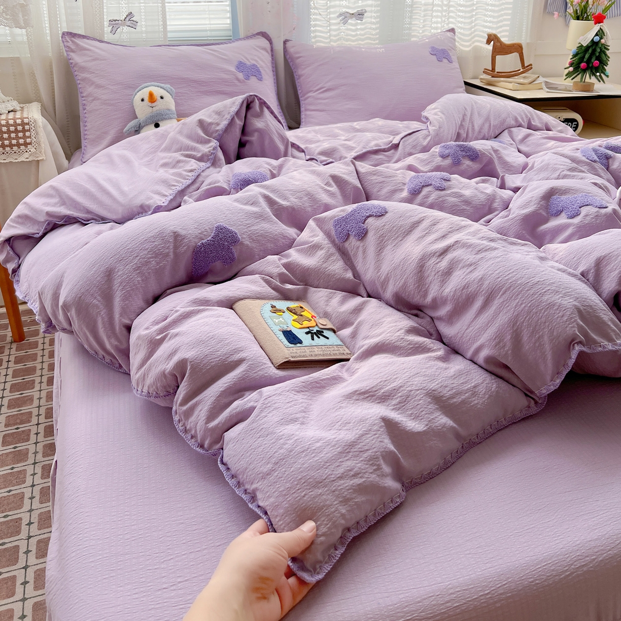 91家纺网 家纺一手货源 找家纺 富米莱（原臻工厂） 2026新款奶呼呼云感纱贝壳边毛巾绣四件套-小飞马 小飞马一紫