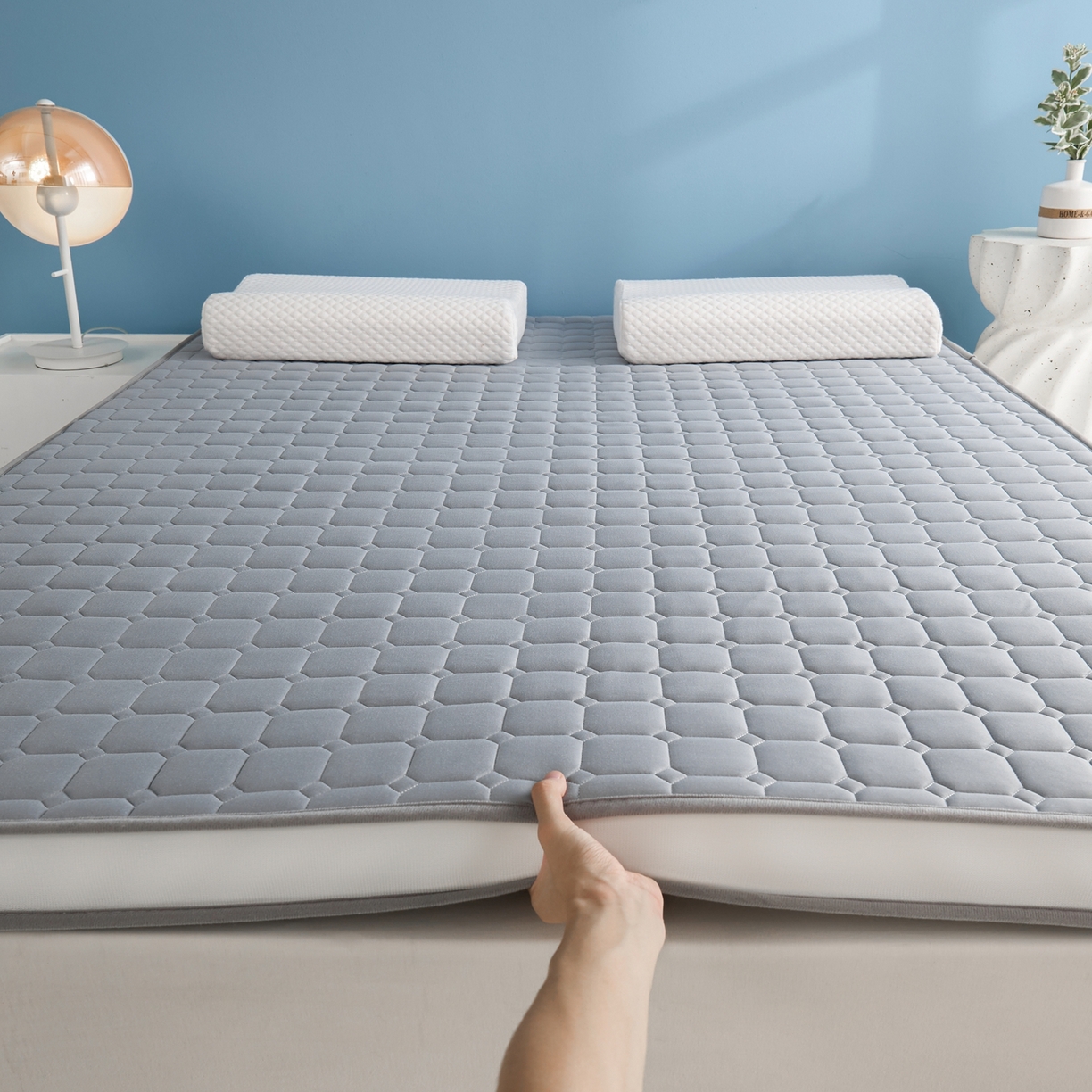 91家纺网 家纺一手货源 找家纺 娇逸家居 2026新款简约记忆海绵床垫-大床图 方格深灰