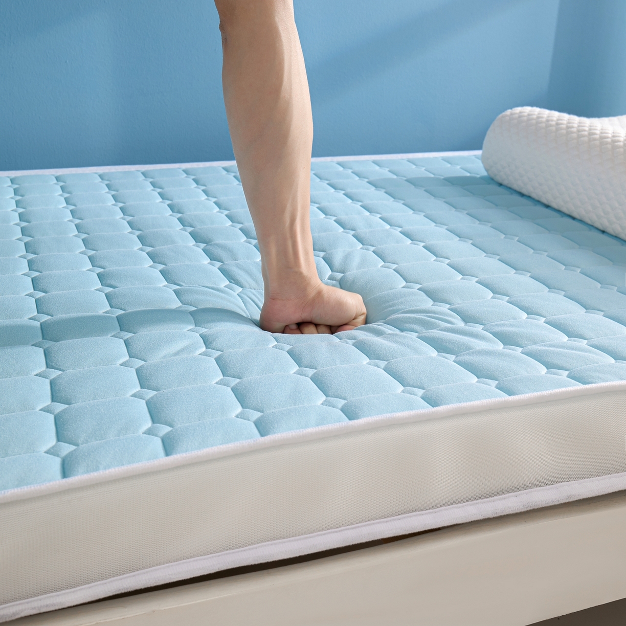 91家纺网 家纺一手货源 找家纺 娇逸家居 2026新款简约记忆海绵床垫-小床图 方格海兰