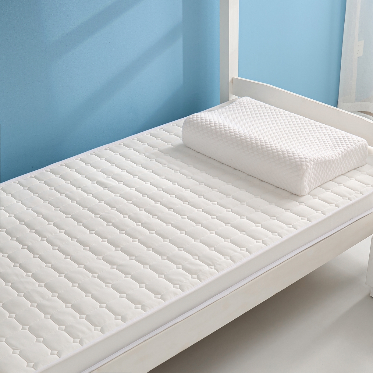 91家纺网 家纺一手货源 找家纺 娇逸家居 2026新款简约记忆海绵床垫-小床图 方格奶白