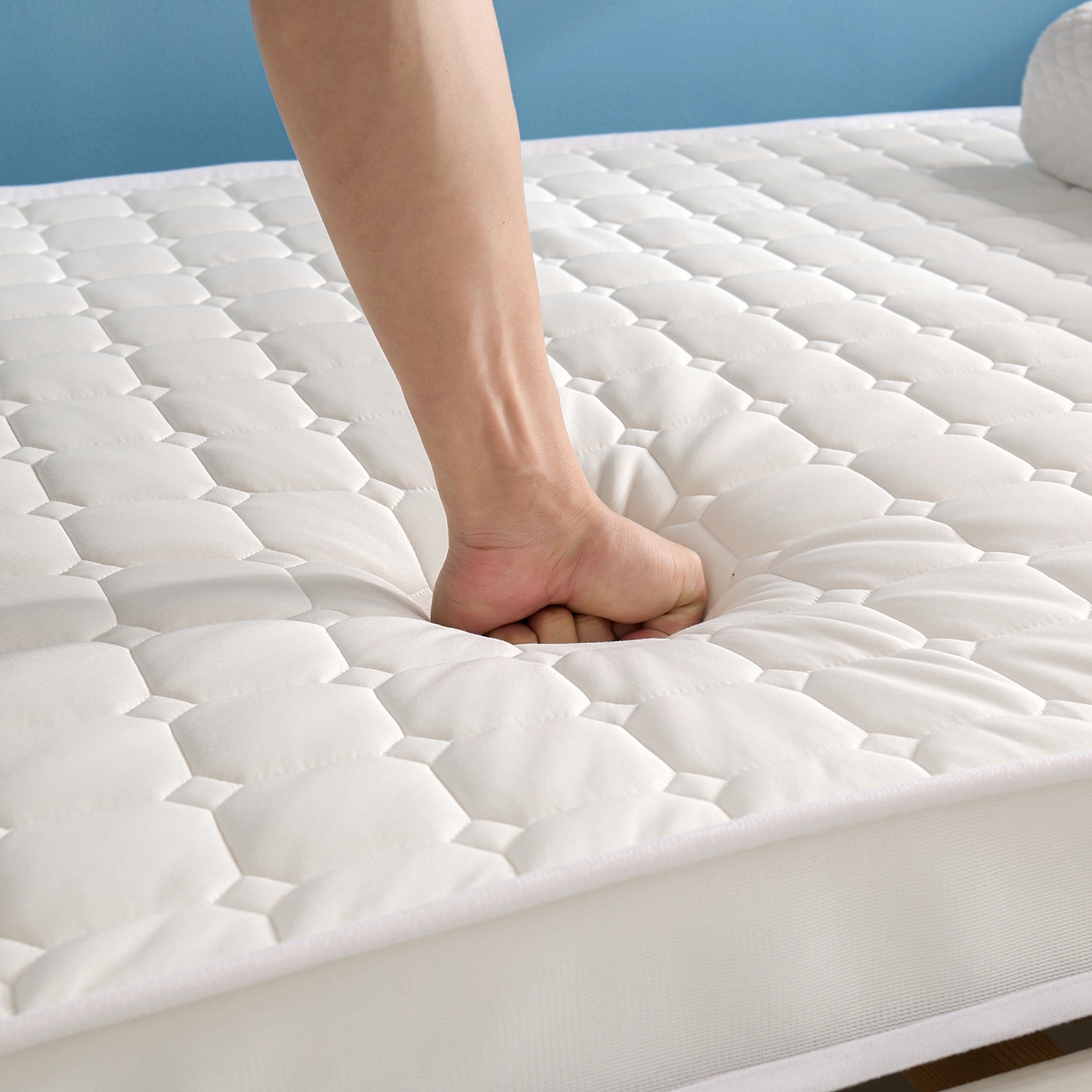 91家纺网 家纺一手货源 找家纺 娇逸家居 2026新款简约记忆海绵床垫-小床图 方格奶白