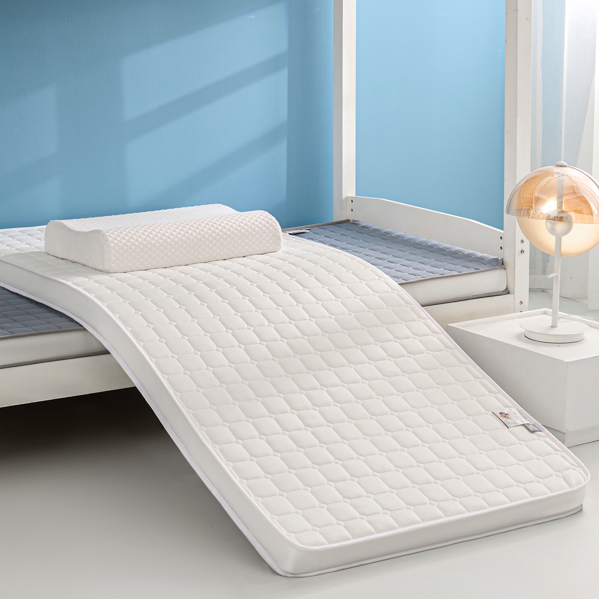 91家纺网 家纺一手货源 找家纺 娇逸家居 2026新款简约记忆海绵床垫-小床图 方格奶白