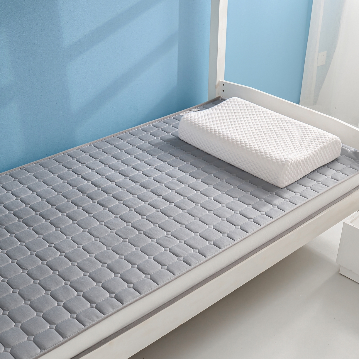 91家纺网 家纺一手货源 找家纺 娇逸家居 2026新款简约记忆海绵床垫-小床图 方格深灰