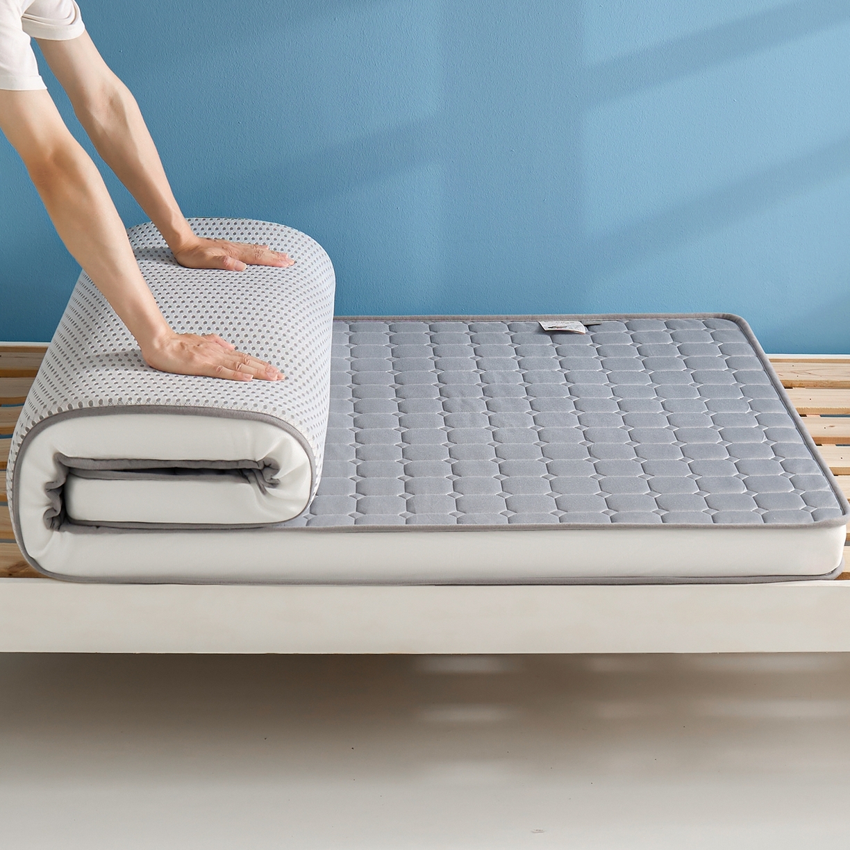 91家纺网 家纺一手货源 找家纺 娇逸家居 2026新款简约记忆海绵床垫-小床图 方格深灰