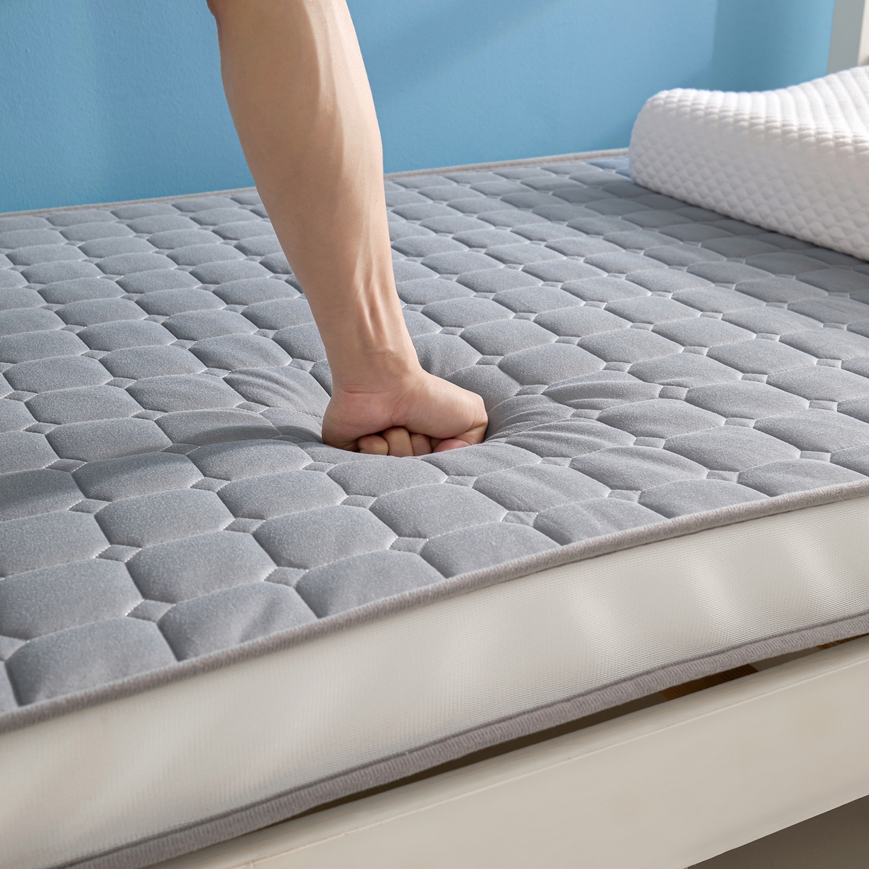 91家纺网 家纺一手货源 找家纺 娇逸家居 2026新款简约记忆海绵床垫-小床图 方格深灰