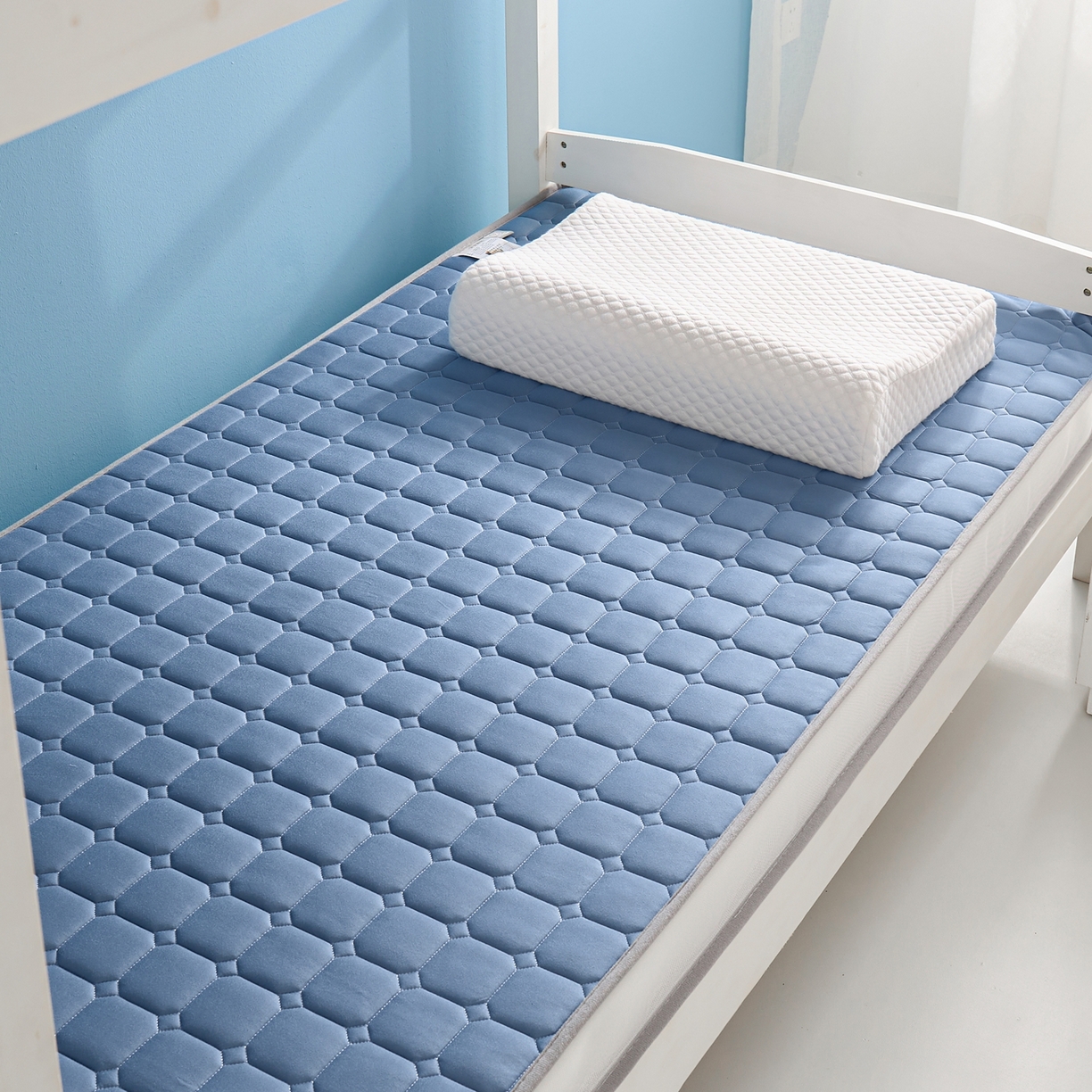 91家纺网 家纺一手货源 找家纺 娇逸家居 2026新款简约记忆海绵床垫-小床图 方格深蓝