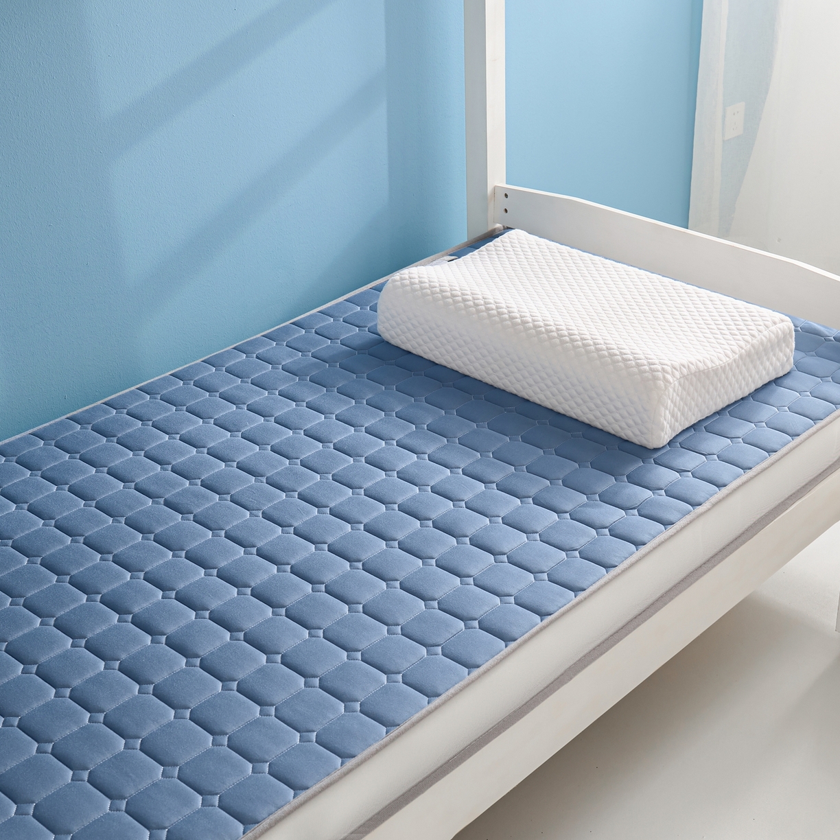 91家纺网 家纺一手货源 找家纺 娇逸家居 2026新款简约记忆海绵床垫-小床图 方格深蓝