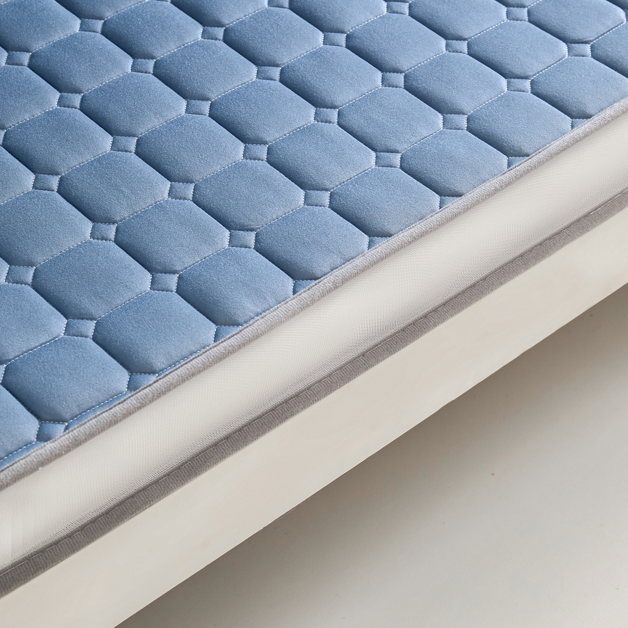 91家纺网 家纺一手货源 找家纺 娇逸家居 2026新款简约记忆海绵床垫-小床图 方格深蓝