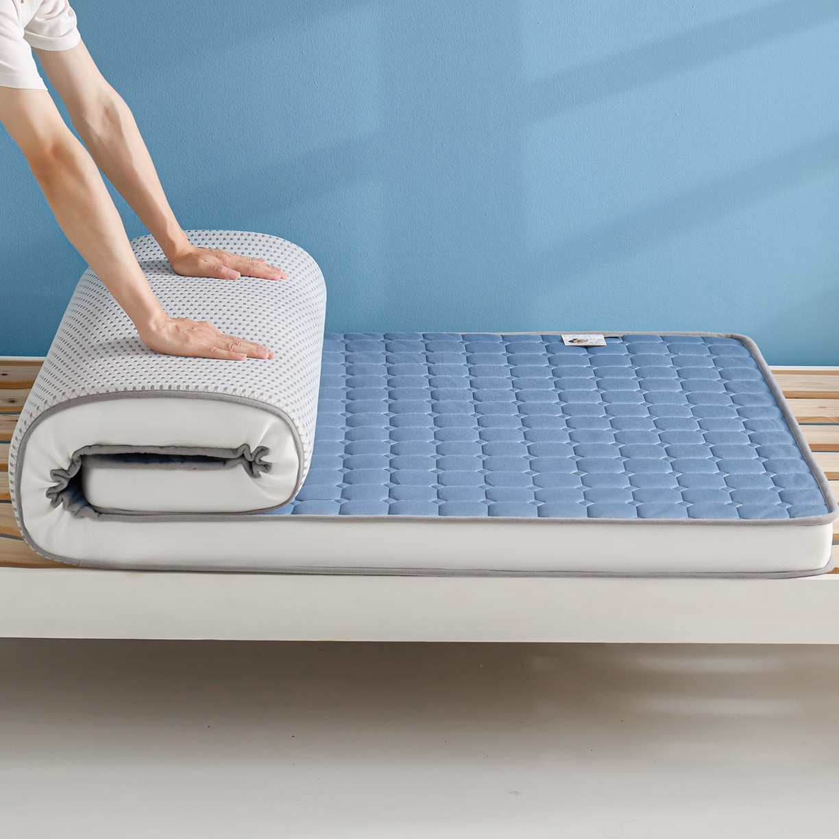 91家纺网 家纺一手货源 找家纺 娇逸家居 2026新款简约记忆海绵床垫-小床图 方格深蓝