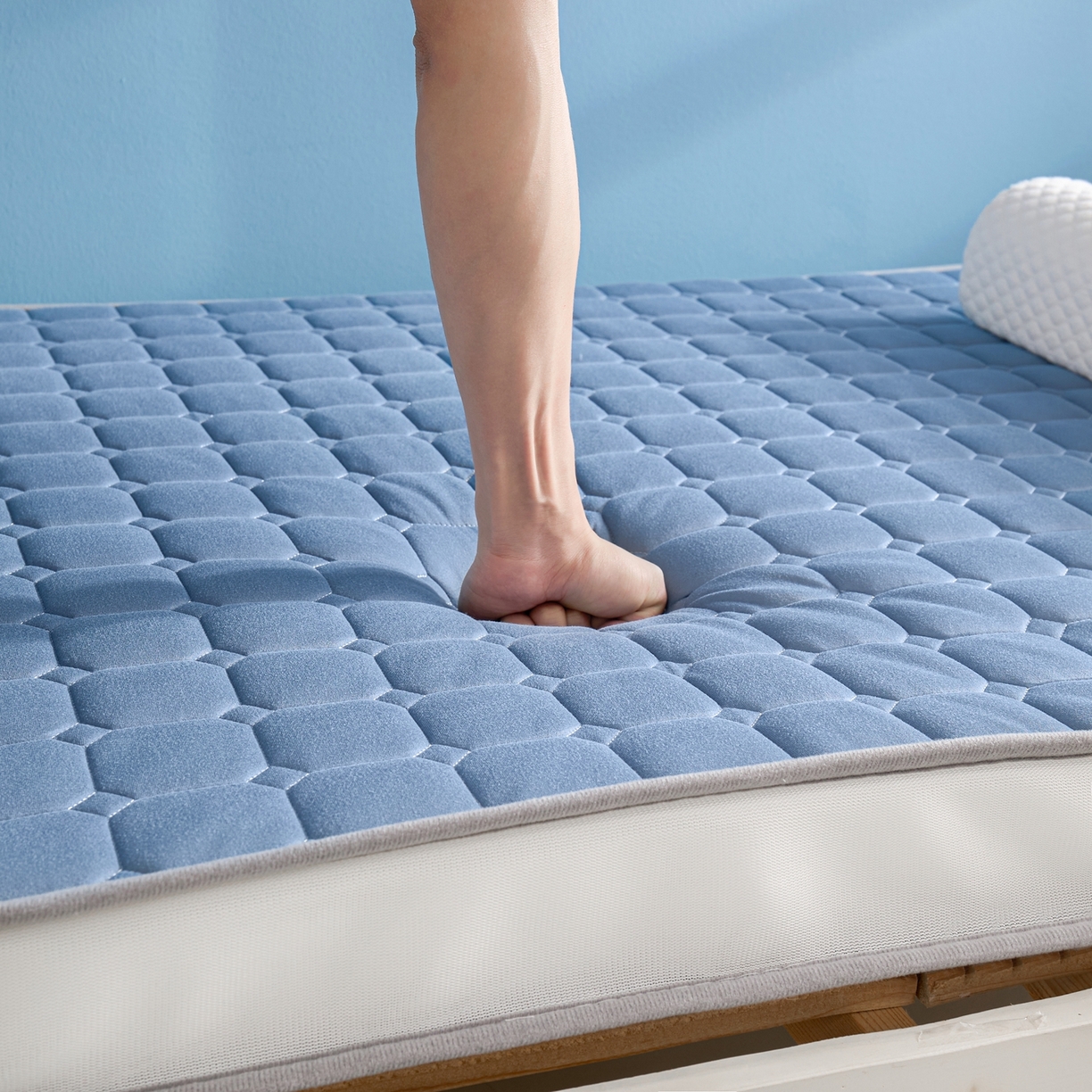 91家纺网 家纺一手货源 找家纺 娇逸家居 2026新款简约记忆海绵床垫-小床图 方格深蓝