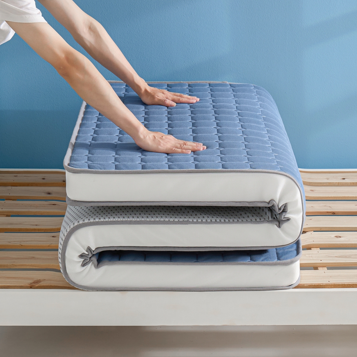 91家纺网 家纺一手货源 找家纺 娇逸家居 2026新款简约记忆海绵床垫-小床图 方格深蓝