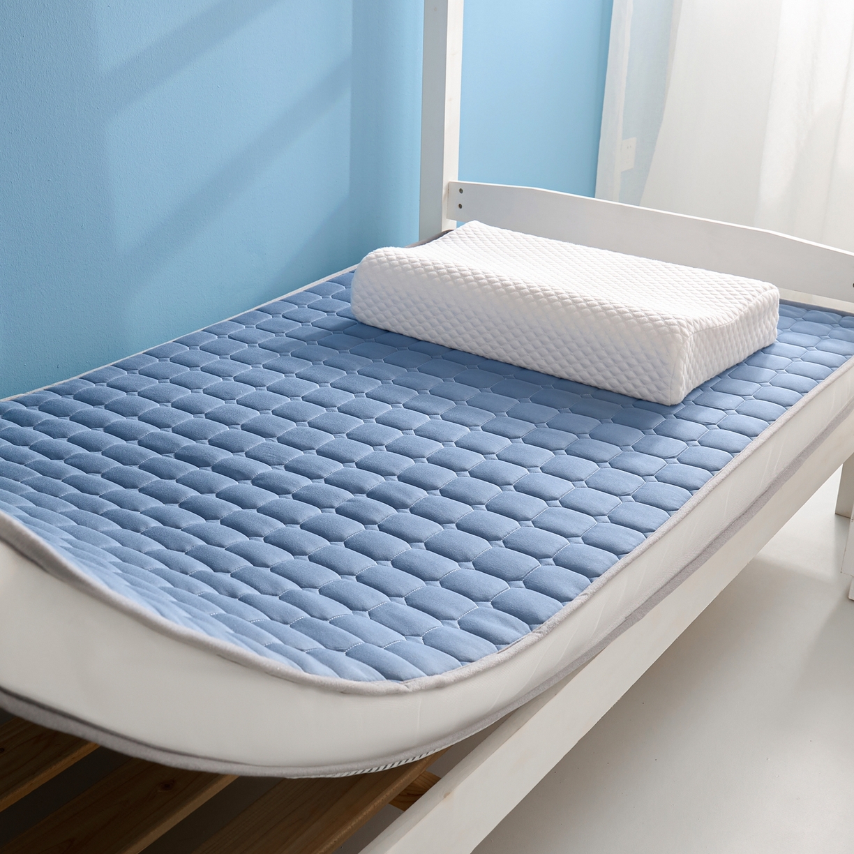 91家纺网 家纺一手货源 找家纺 娇逸家居 2026新款简约记忆海绵床垫-小床图 方格深蓝