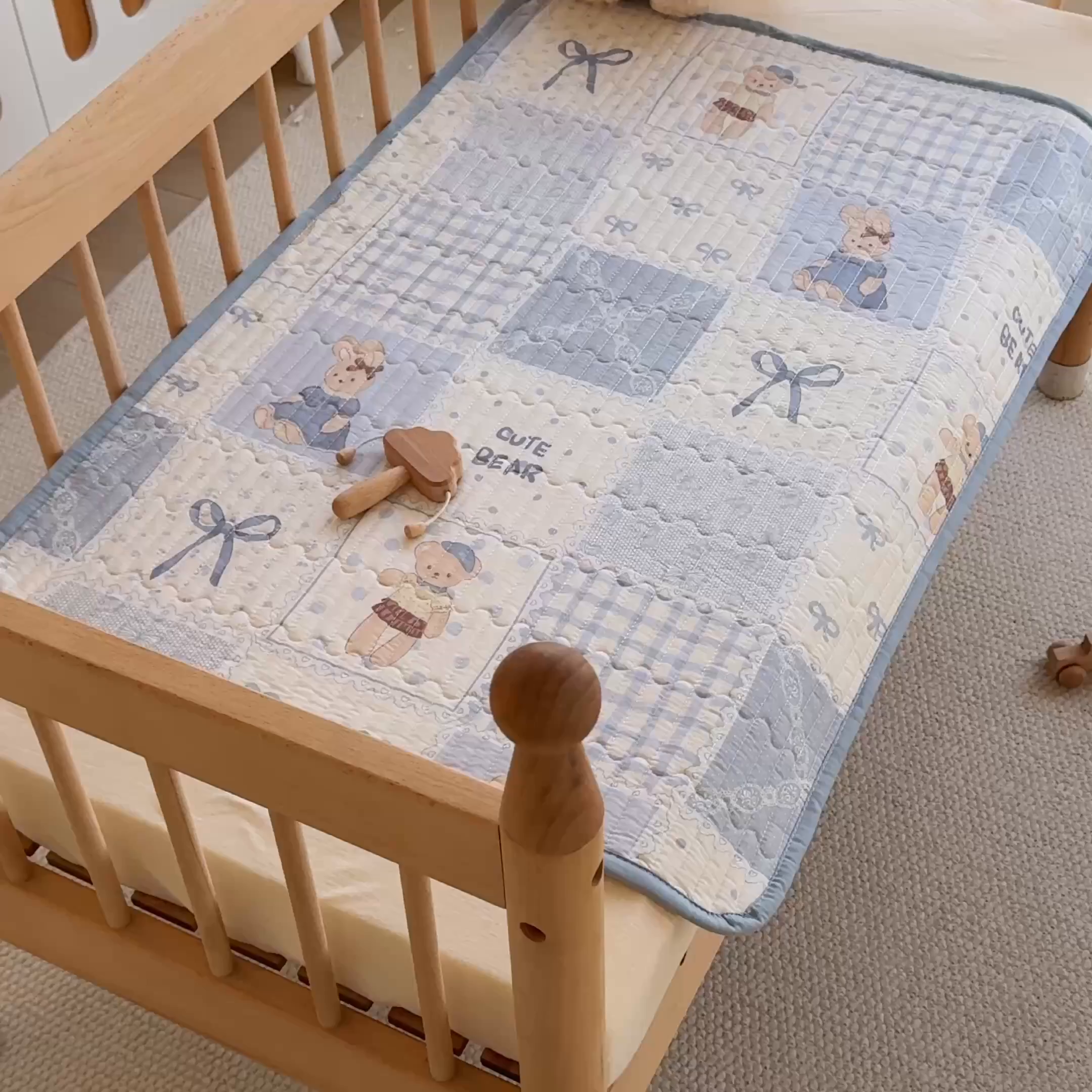 91家纺网 家纺一手货源 找家纺 X猫先生 2026新款全棉防水床垫婴童隔尿垫姨隔脏垫姨妈垫护理垫 蓝格童话（FS）