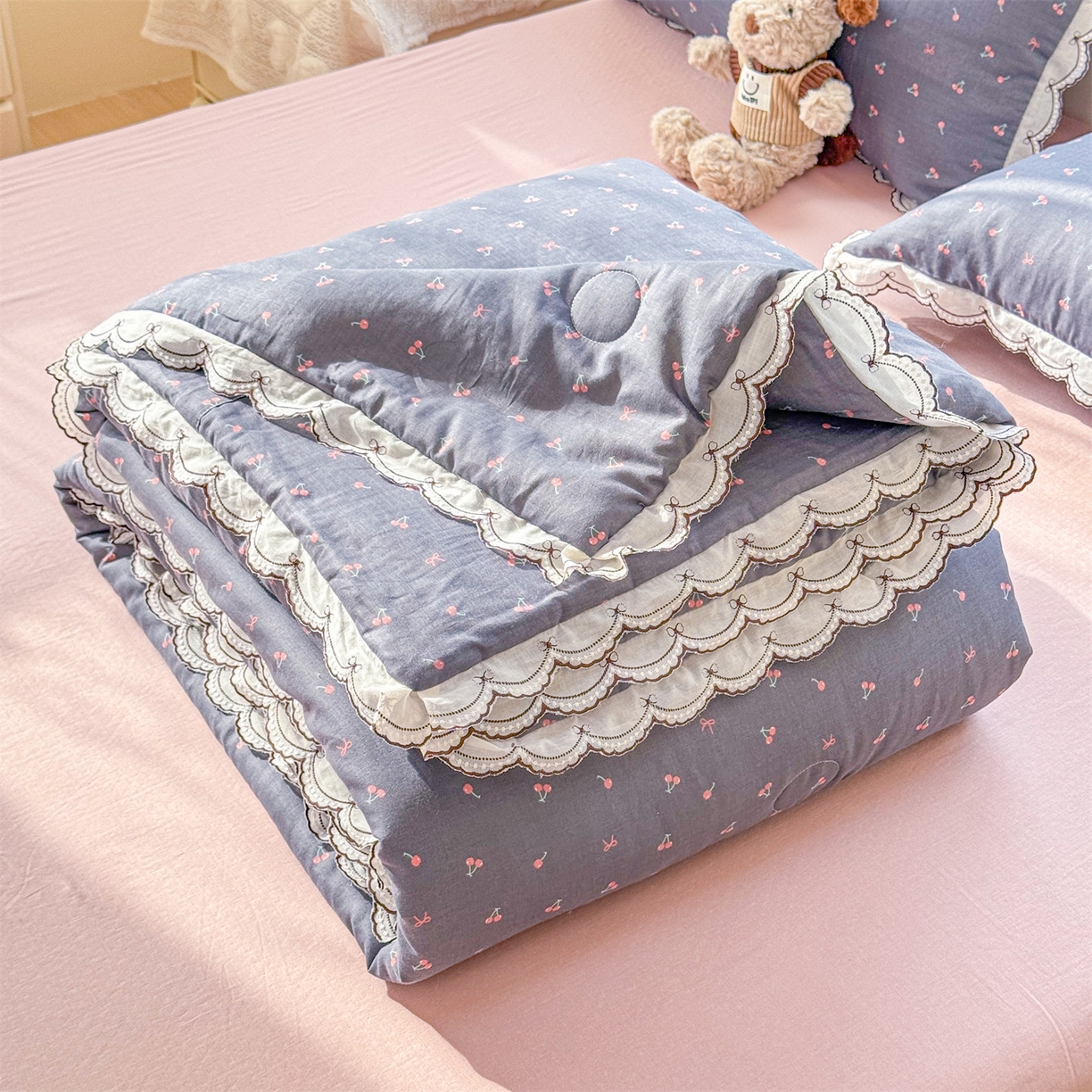 91家纺网 家纺一手货源 找家纺 被窝家纺 2026新款全棉纯棉有氧双层纱多功能夏被夏凉被空调被四件套 樱桃甜心