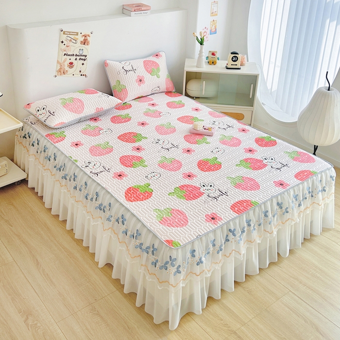 91家纺网 家纺一手货源 找家纺 能好家纺 2026春夏新款小清新乳胶床裙款凉席席子 草莓兔