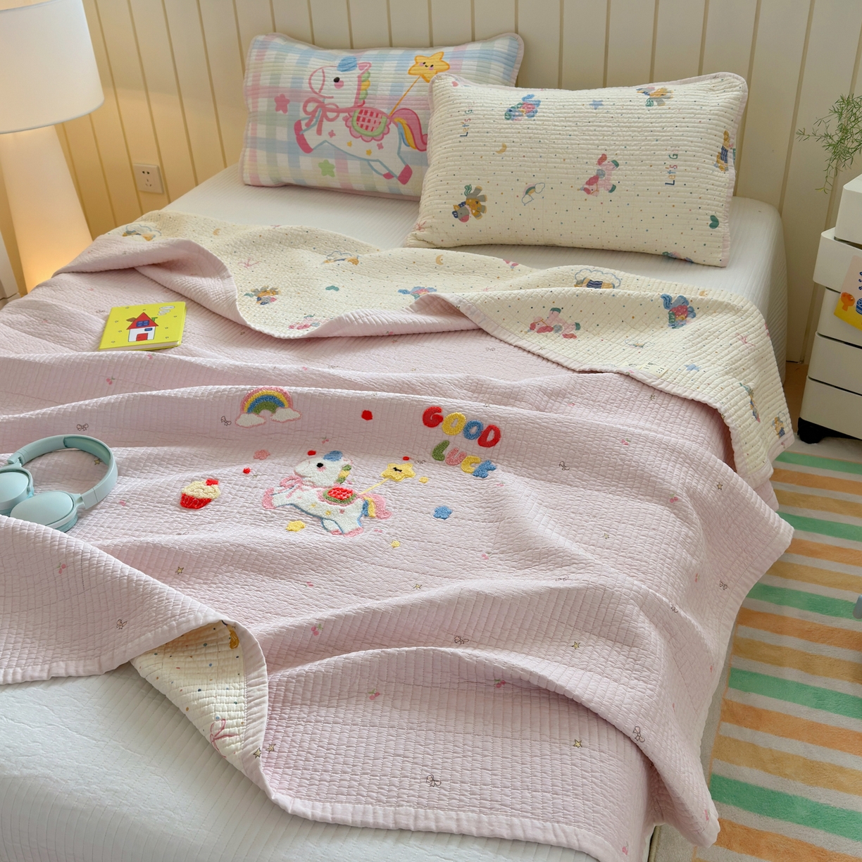 91家纺网 家纺一手货源 找家纺 乐童家纺 2026新款双面纯棉水洗两用毛巾绣床盖四件套-第一波 床盖款-马上有钱粉