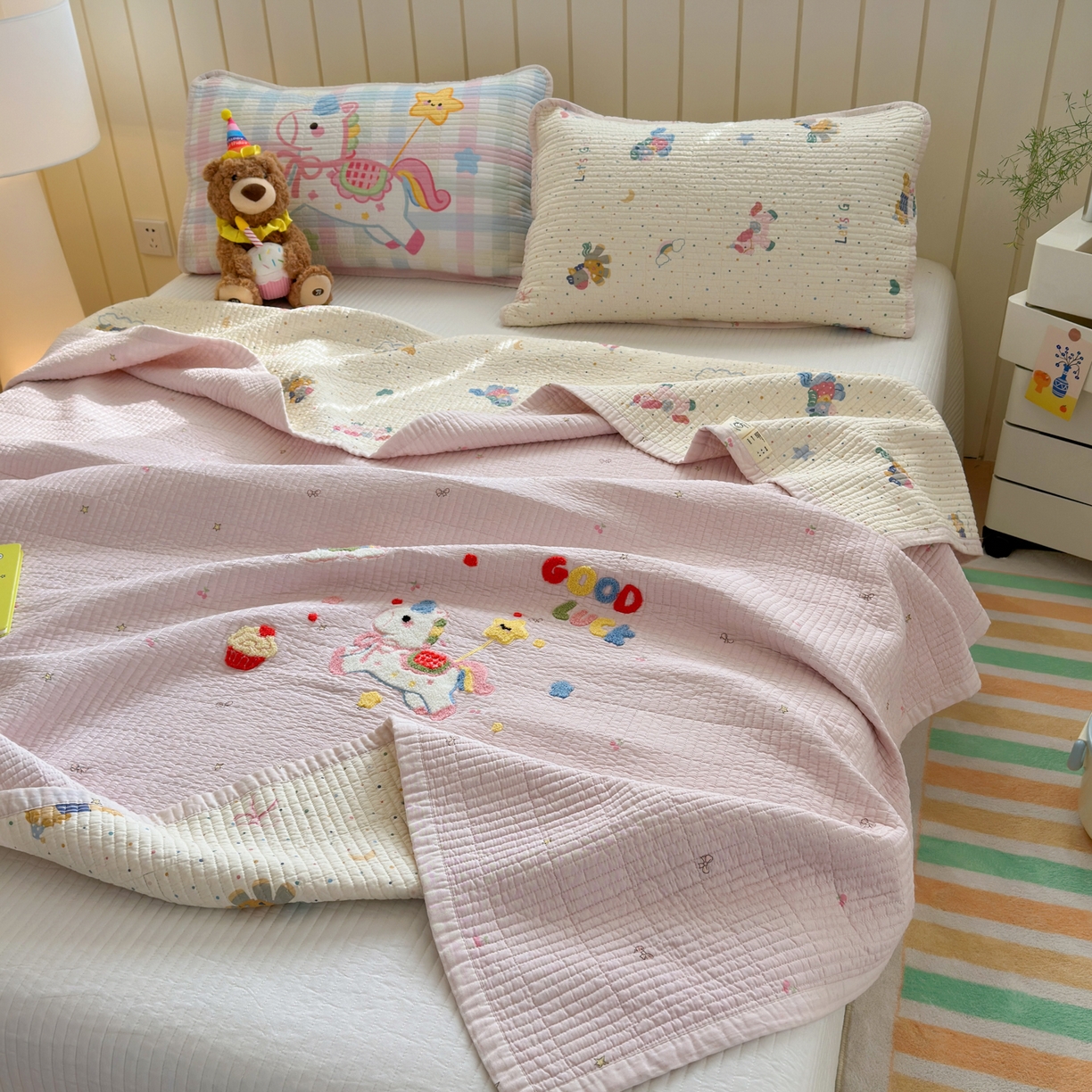 91家纺网 家纺一手货源 找家纺 乐童家纺 2026新款双面纯棉水洗两用毛巾绣床盖四件套-第一波 床盖款-马上有钱粉