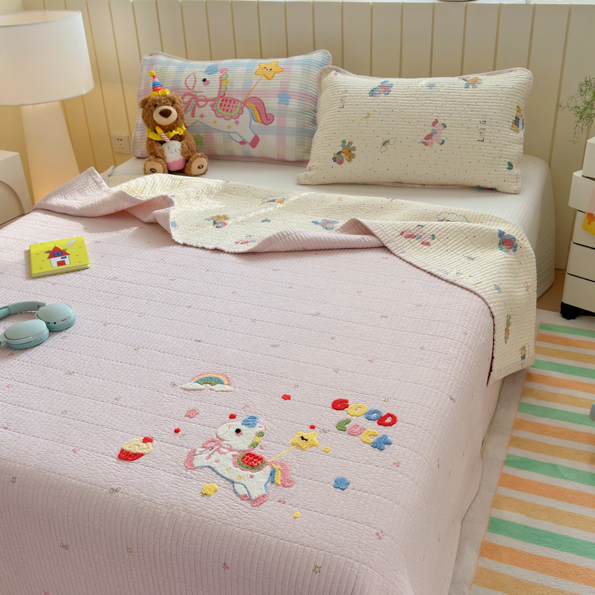 91家纺网 家纺一手货源 找家纺 乐童家纺 2026新款双面纯棉水洗两用毛巾绣床盖四件套-第一波 床盖款-马上有钱粉