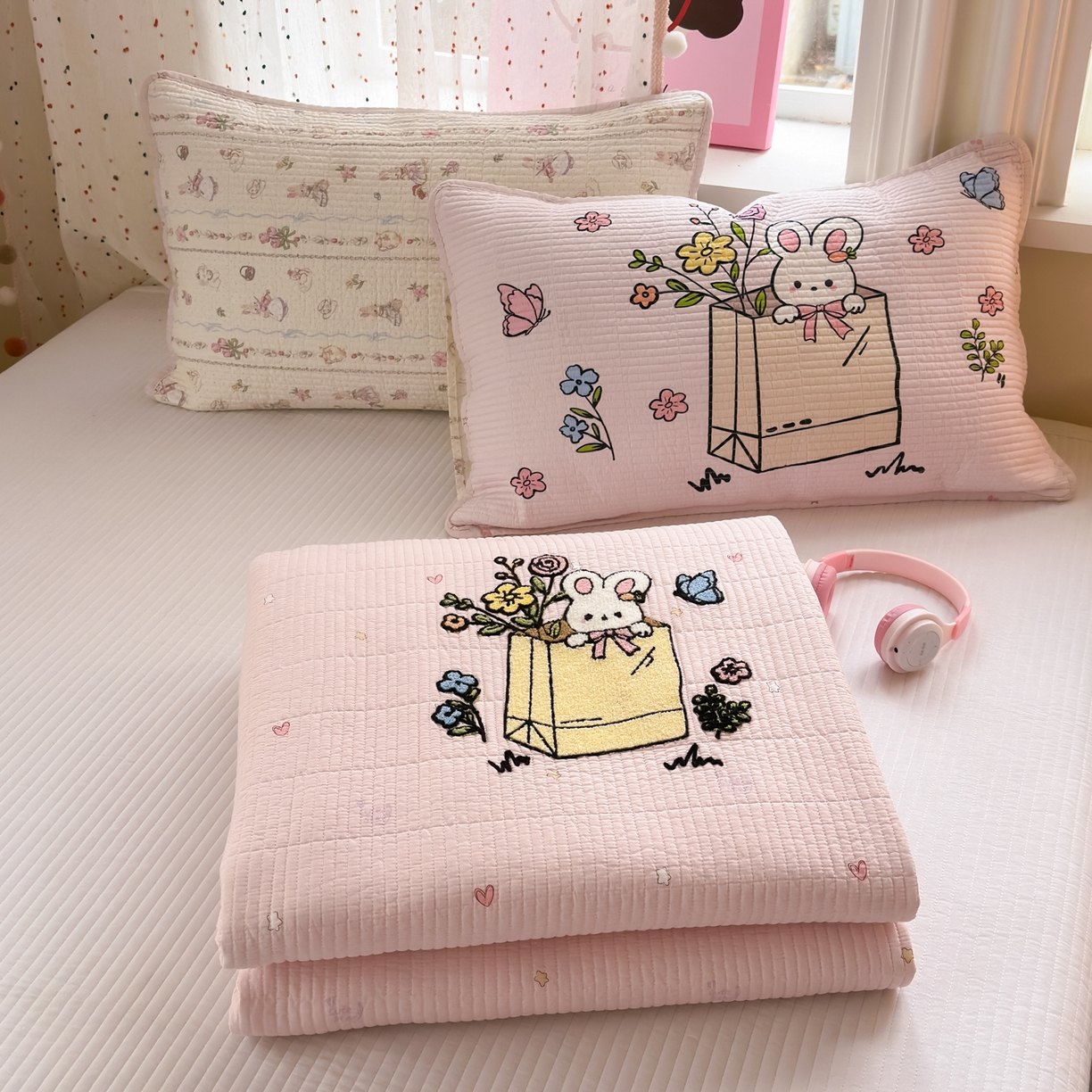 91家纺网 家纺一手货源 找家纺 乐童家纺 2026新款双面纯棉水洗两用毛巾绣床盖四件套-第一波 床盖款-小兔花园