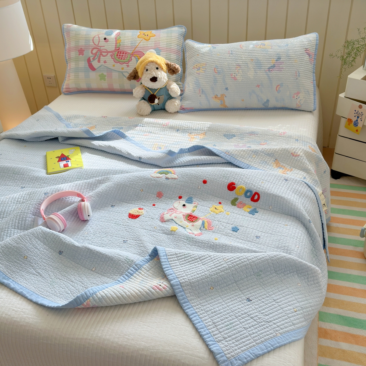 91家纺网 家纺一手货源 找家纺 乐童家纺 2026新款双面纯棉水洗两用毛巾绣床盖四件套-第一波 床盖款-马上有钱蓝