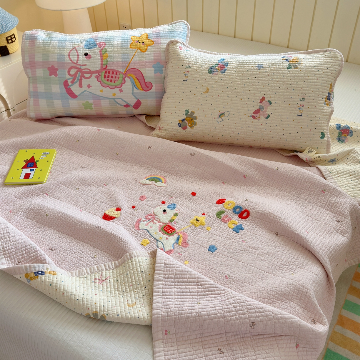 91家纺网 家纺一手货源 找家纺 乐童家纺 2026新款双面纯棉水洗两用毛巾绣床盖四件套-第一波 床盖款-马上有钱粉