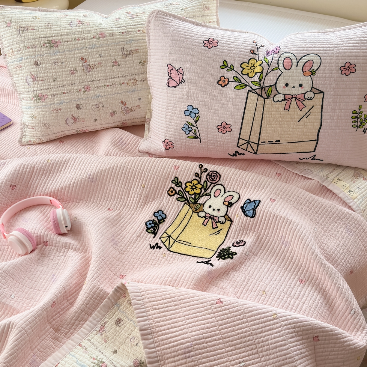 91家纺网 家纺一手货源 找家纺 乐童家纺 2026新款双面纯棉水洗两用毛巾绣床盖四件套-第一波 床盖款-小兔花园