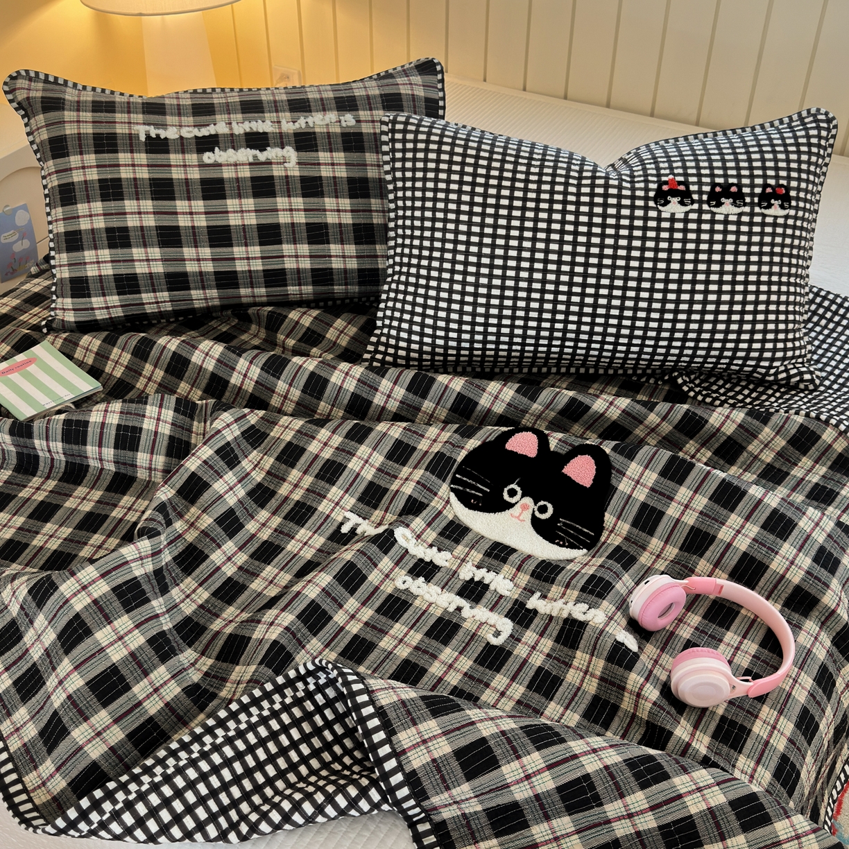 91家纺网 家纺一手货源 找家纺 乐童家纺 2026新款双面纯棉水洗两用毛巾绣床盖四件套-第一波 床盖款-格子萌猫