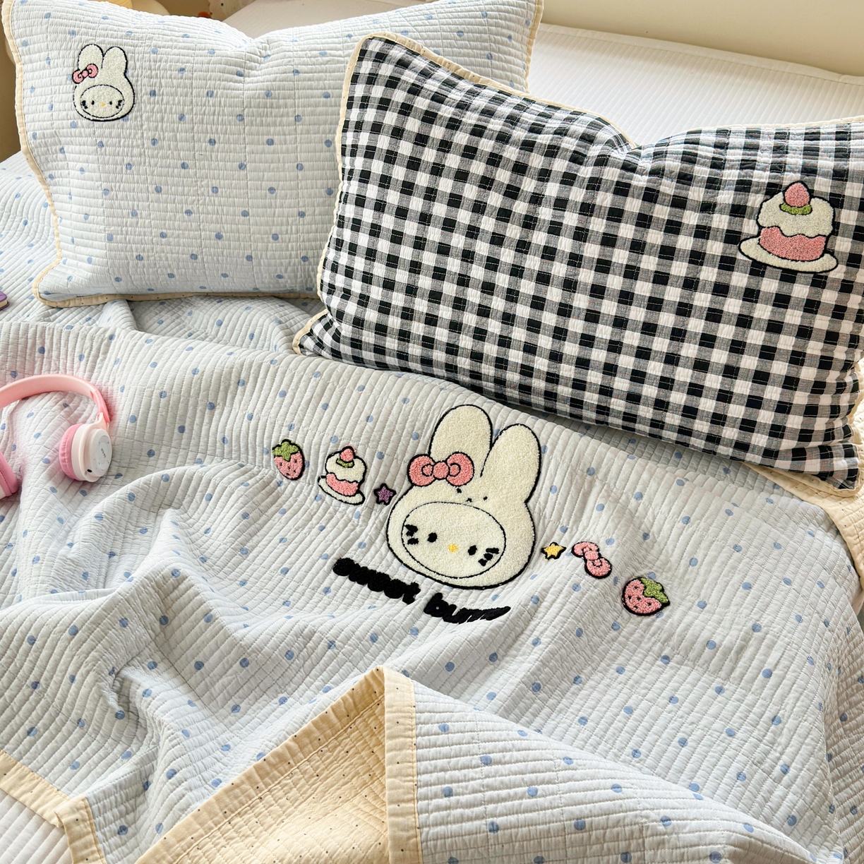 91家纺网 家纺一手货源 找家纺 乐童家纺 2026新款双面纯棉水洗两用毛巾绣床盖四件套-第一波 床盖款-米菲兔兔