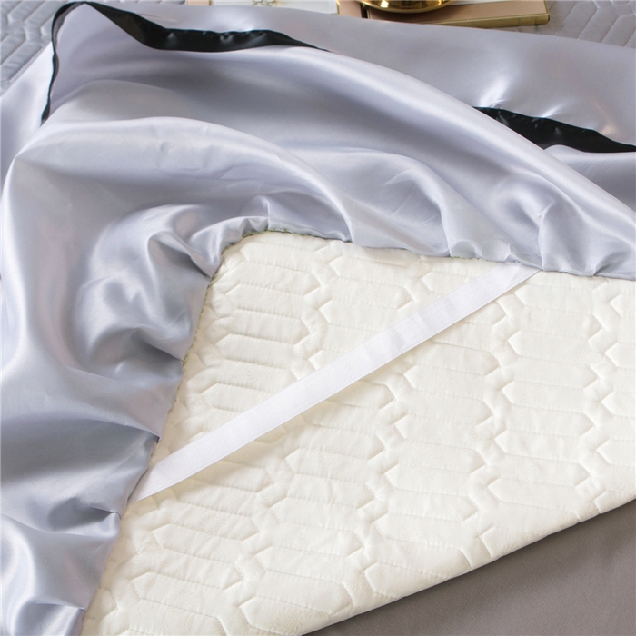 91家纺网 家纺一手货源 找家纺 能好家纺 2026春夏新款纯色+印花凉感丝乳胶凉席床裙款三件套 灰色