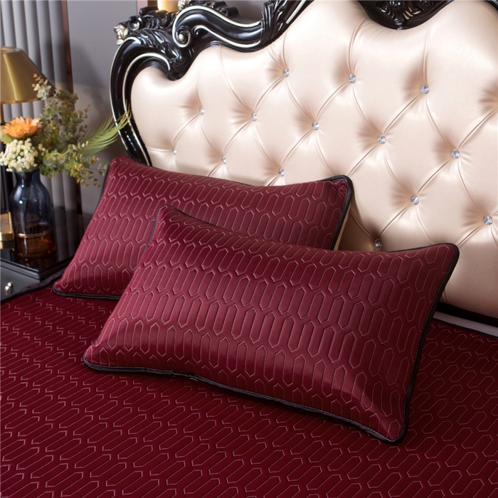 91家纺网 家纺一手货源 找家纺 能好家纺 2026春夏新款纯色+印花凉感丝乳胶凉席床裙款三件套 酒红