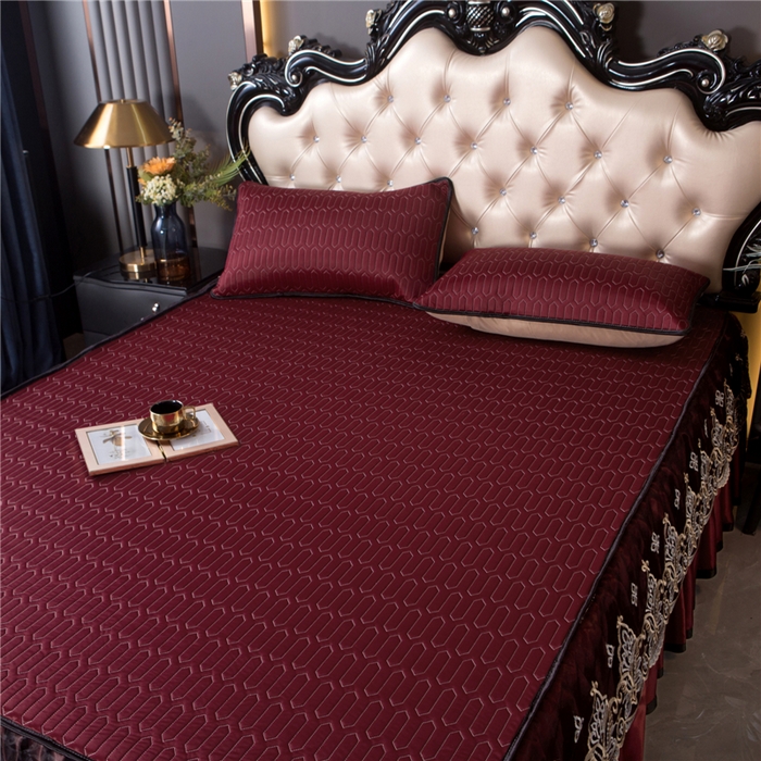 91家纺网 家纺一手货源 找家纺 能好家纺 2026春夏新款纯色+印花凉感丝乳胶凉席床裙款三件套 酒红