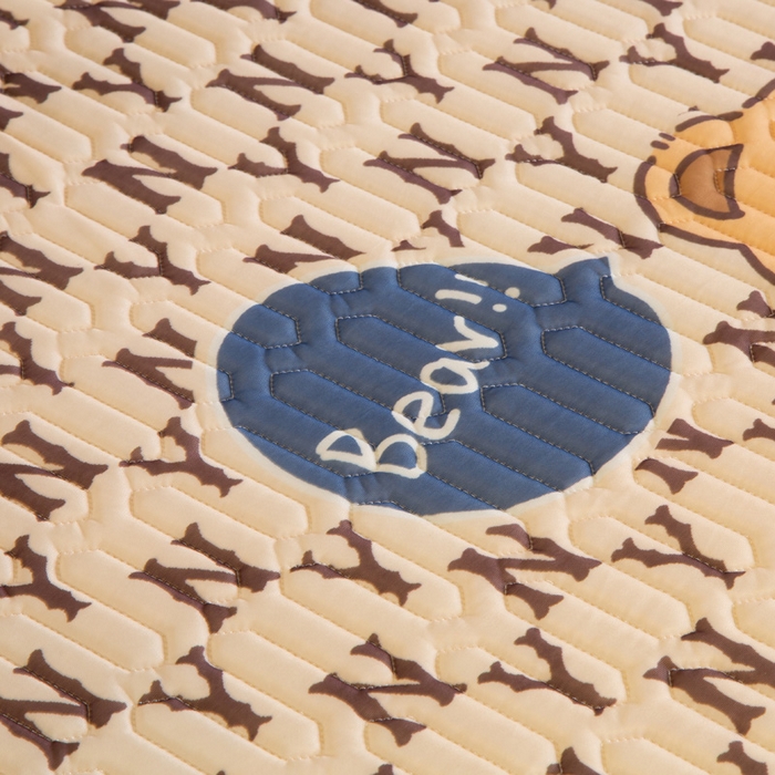 91家纺网 家纺一手货源 找家纺 能好家纺 2026春夏新款纯色+印花凉感丝乳胶凉席床裙款三件套 小熊