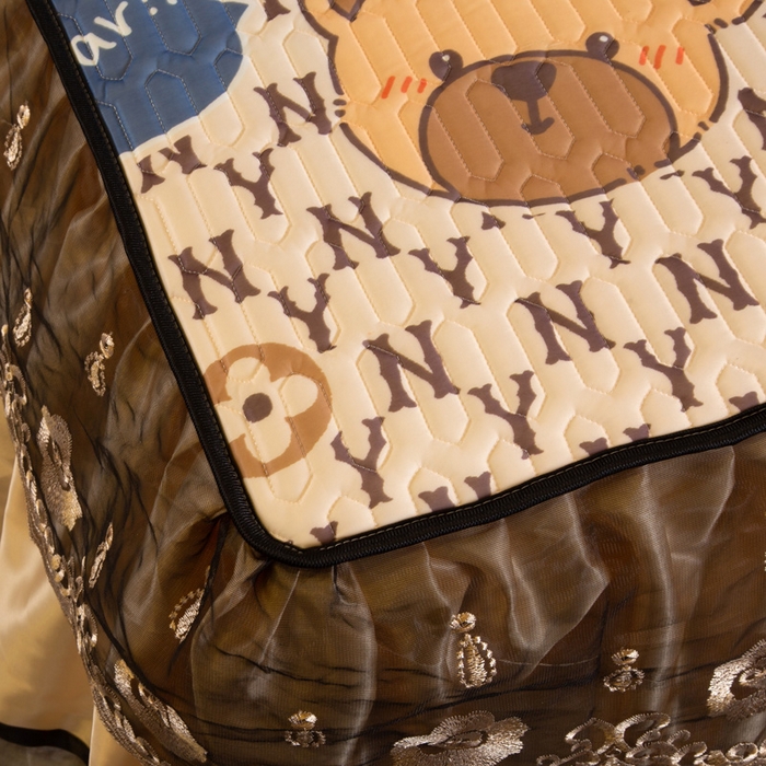 91家纺网 家纺一手货源 找家纺 能好家纺 2026春夏新款纯色+印花凉感丝乳胶凉席床裙款三件套 小熊