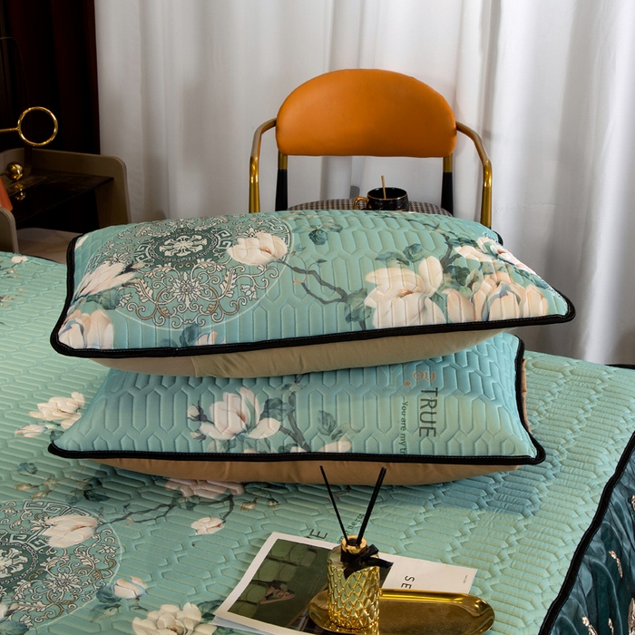 91家纺网 家纺一手货源 找家纺 能好家纺 2026春夏新款纯色+印花凉感丝乳胶凉席床裙款三件套 幽梦