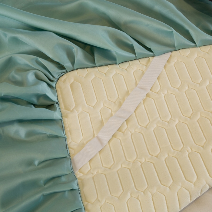 91家纺网 家纺一手货源 找家纺 能好家纺 2026春夏新款纯色+印花凉感丝乳胶凉席床裙款三件套 幽梦