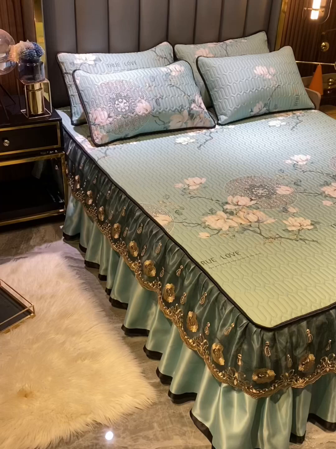 91家纺网 家纺一手货源 找家纺 能好家纺 2026春夏新款纯色+印花凉感丝乳胶凉席床裙款三件套 幽梦